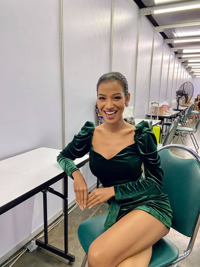 Ai rồi cũng bán hàng online thôi: Miss Grand Thailand 2020 livestream bán cơm cháy, son môi giữa mùa dịch - Ảnh 6. Ai rồi cũng bán hàng online thôi: Miss Grand Thailand 2020 livestream bán cơm cháy, son môi giữa mùa dịch - Ảnh 6.
