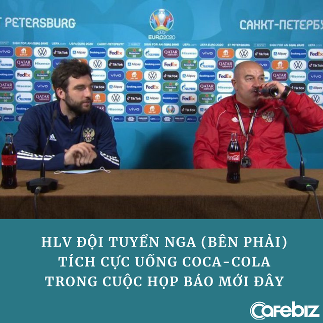 Không hắt hủi như Ronaldo, HLV tuyển Nga bật nắp, uống Coca Cola ngay trong họp báo  - Ảnh 1.