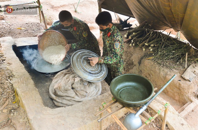 Cuộc hành quân thần tốc trong đêm của chiến sĩ Bắc Giang để nhường doanh trại cho người dân cách ly - Ảnh 9.