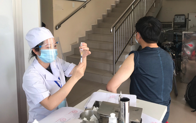  TP.HCM triển khai Chiến dịch tiêm chủng vaccine phòng Covid-19  - Ảnh 1.