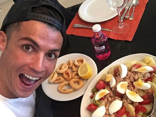  Khám phá kho lương thực của Ronaldo và đồng đội ở Euro 2020: Toàn hàng xách tay!  - Ảnh 1.