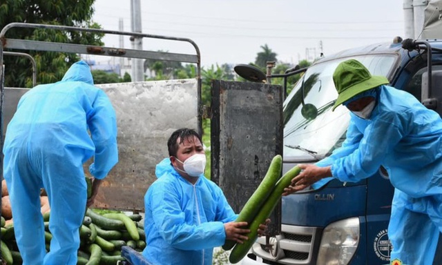 Không quản nắng nóng, người đàn ông Bắc Giang tiếp tế 10.000 gói băng vệ sinh cho chị em trong khu cách ly - Ảnh 1.