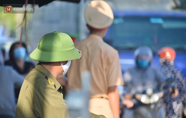  Hà Nội: Đông Anh lập chốt kiểm soát khu vực giáp ranh Bắc Ninh, ô tô quay đầu, hàng dài xe cơ giới chờ khai báo y tế - Ảnh 17.