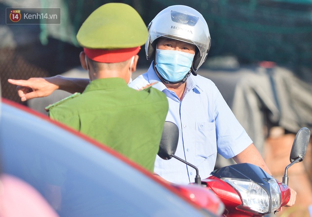  Hà Nội: Đông Anh lập chốt kiểm soát khu vực giáp ranh Bắc Ninh, ô tô quay đầu, hàng dài xe cơ giới chờ khai báo y tế - Ảnh 5.