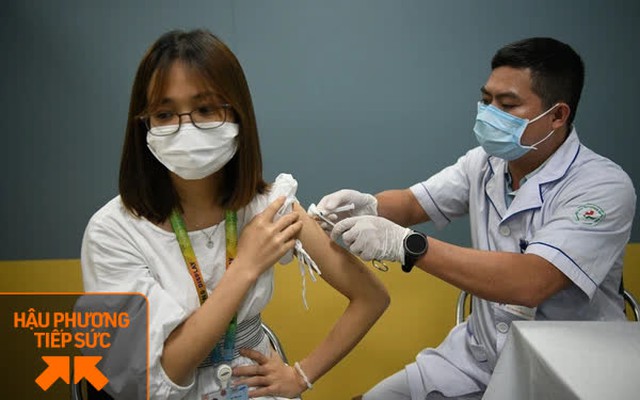 Tiêm vắc xin cho người lao động tại Công ty Điện tử Sam sung.
