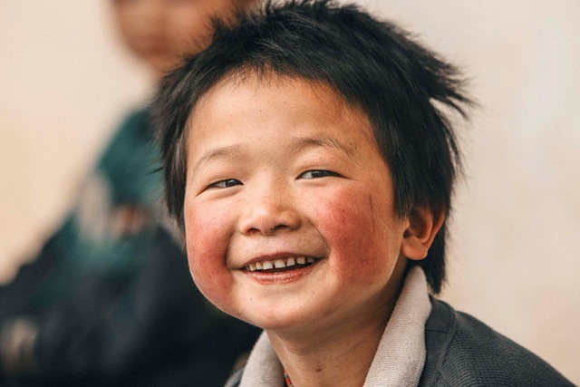  Nụ cười tít mắt của em bé Lào Cai khi được ăn bát cơm có thịt khiến cả triệu trái tim thổn thức - Ảnh 1.