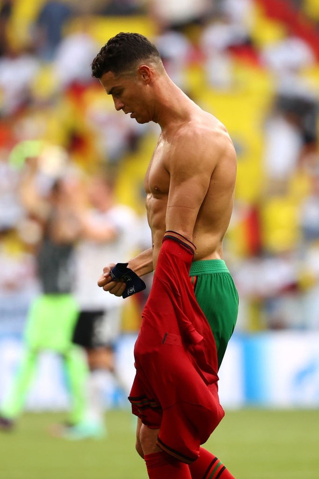  Ronaldo cởi trần khoe cơ bụng 6 múi chỉ uống nước lọc, không Coca trước 10.000 khán giả - Ảnh 2.