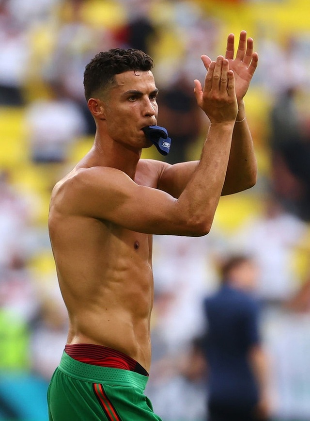  Ronaldo cởi trần khoe cơ bụng 6 múi chỉ uống nước lọc, không Coca trước 10.000 khán giả - Ảnh 3.