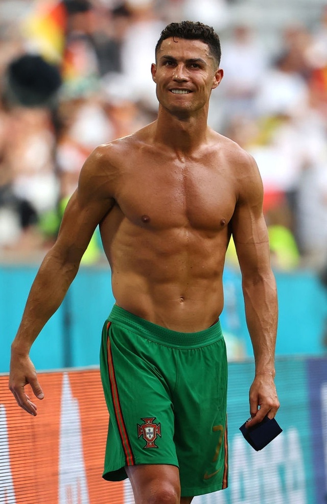  Ronaldo cởi trần khoe cơ bụng 6 múi chỉ uống nước lọc, không Coca trước 10.000 khán giả - Ảnh 4.