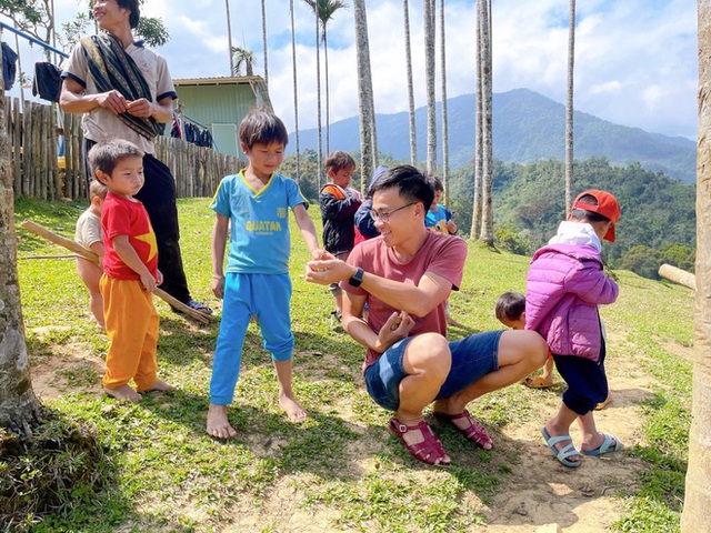  Nụ cười tít mắt của em bé Lào Cai khi được ăn bát cơm có thịt khiến cả triệu trái tim thổn thức - Ảnh 6.