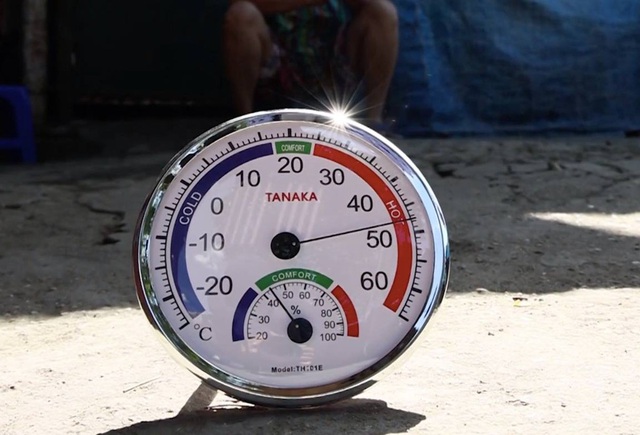  Nắng nóng đỉnh điểm lên đến gần 50 độ C tại Hà Nội: Mặt đường bốc hơi, người dân chật vật mưu sinh - Ảnh 4.