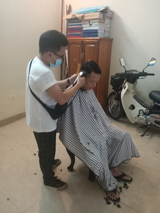 Dịch vụ cắt tóc về tận nhà hút khách trong mùa dịch - Ảnh 6.