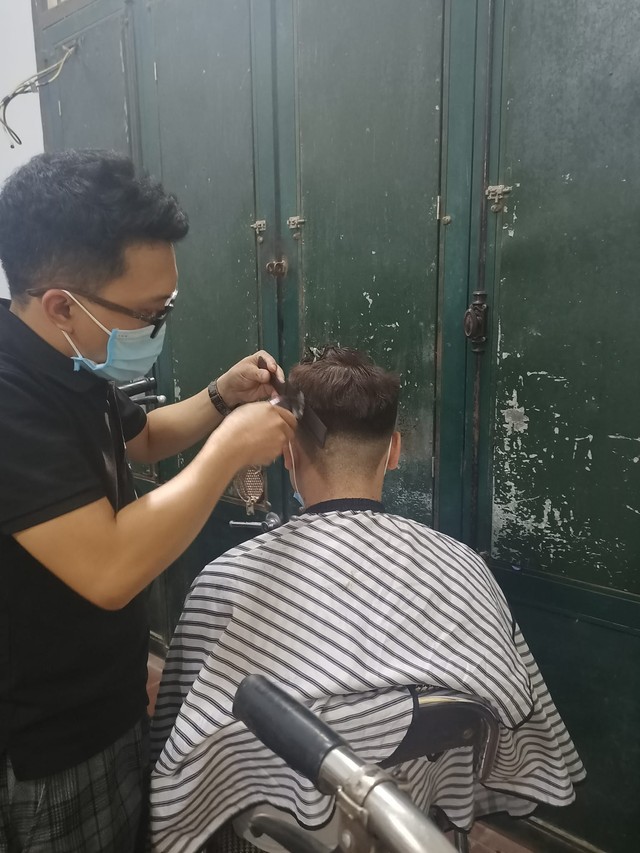 Dịch vụ cắt tóc về tận nhà hút khách trong mùa dịch - Ảnh 9.