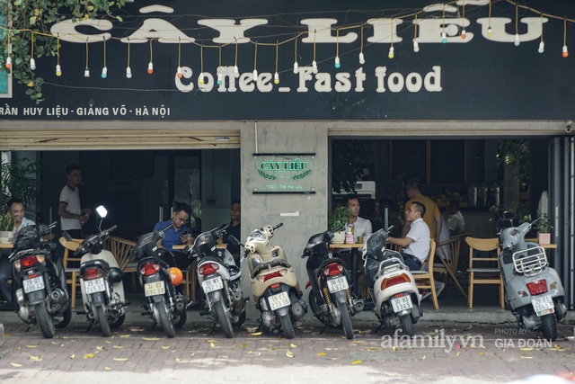 Dân công sở tranh thủ nghỉ trưa hẹn hò cà phê trong ngày đầu Hà Nội nới lỏng, quán vắng người thưa đỡ lo dịch - Ảnh 1.