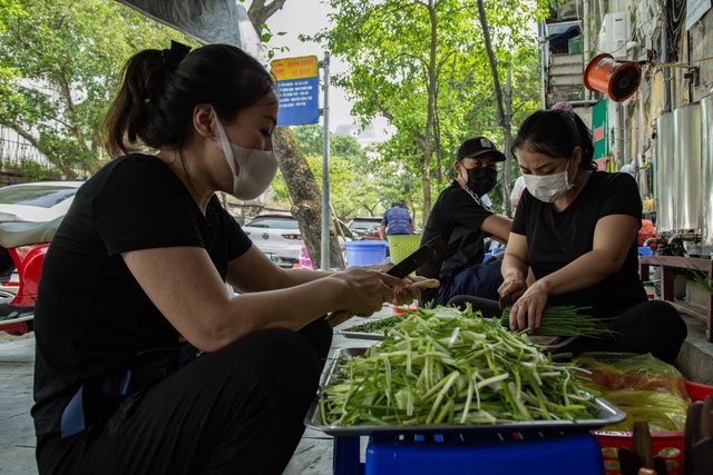 Toàn dân Hà Nội đổ bộ quán bún, phở: Vui thôi đừng vui quá, nới lỏng nhưng tuyệt đối không lơi lỏng! - Ảnh 14.