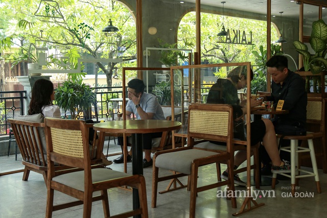 Dân công sở tranh thủ nghỉ trưa hẹn hò cà phê trong ngày đầu Hà Nội nới lỏng, quán vắng người thưa đỡ lo dịch - Ảnh 5.