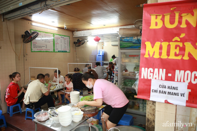 Toàn dân Hà Nội đổ bộ quán bún, phở: Vui thôi đừng vui quá, nới lỏng nhưng tuyệt đối không lơi lỏng! - Ảnh 9.