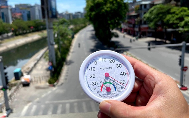 Trong ngày 20-6, thời tiết tại Hà Nội ghi nhận nắng nóng đỉnh điểm, nhiệt độ cao nhất phổ biến 37-40 độ, có nơi trên 40 độ. Đặc biệt thời điểm giữa trưa, nắng nóng cộng với hiệu ứng đô thị, khiến nhiệt độ nền vượt 50 độ C. Ảnh: ANTĐ