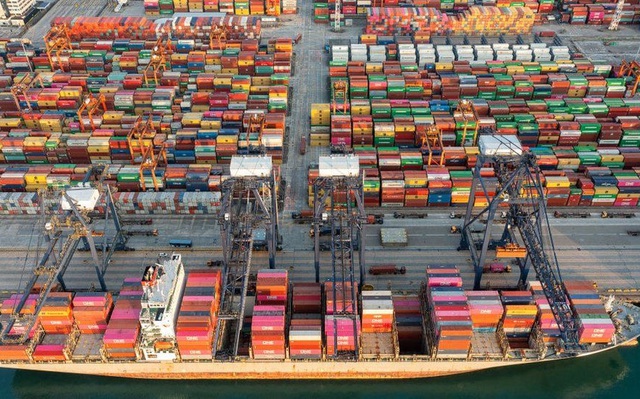 Chuỗi cung ứng toàn cầu khó chồng khó khi cảng container quốc tế Yantian tại Quảng Đông bị đóng cửa trong gần một tuần để ngăn chặn sự lây lan của Covid-19. (Nguồn: BCC)