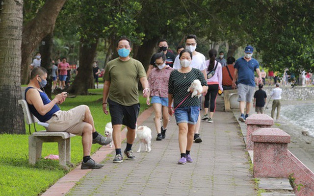 Người dân Hà Nội vẫn chưa được đi bộ, hoạt động thể thao trong các công viên. Ảnh: Đỗ Linh.