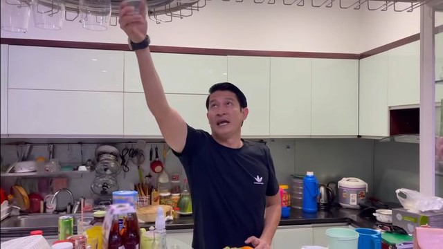Mạc Văn Khoa xấu lạ nhưng khác biệt: Tay trắng đi lên từ show hài, thu nhập 300 triệu đồng/tháng, chủ chuỗi bún đậu có tiếng - Ảnh 9. Mạc Văn Khoa xấu lạ nhưng khác biệt: Tay trắng đi lên từ show hài, thu nhập 300 triệu đồng/tháng, chủ chuỗi bún đậu có tiếng - Ảnh 9.