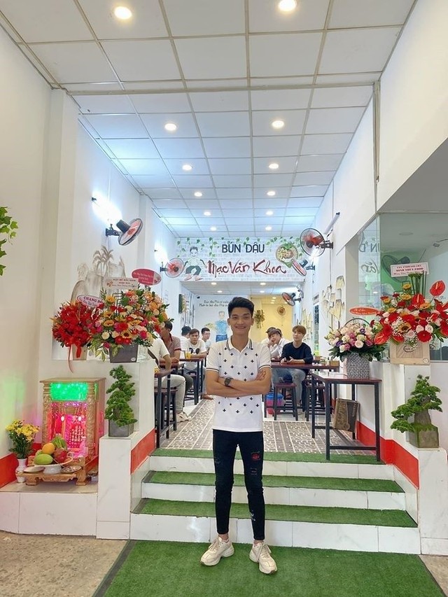 Mạc Văn Khoa xấu lạ nhưng khác biệt: Tay trắng đi lên từ show hài, thu nhập 300 triệu đồng/tháng, chủ chuỗi bún đậu có tiếng - Ảnh 3. Mạc Văn Khoa xấu lạ nhưng khác biệt: Tay trắng đi lên từ show hài, thu nhập 300 triệu đồng/tháng, chủ chuỗi bún đậu có tiếng - Ảnh 3.