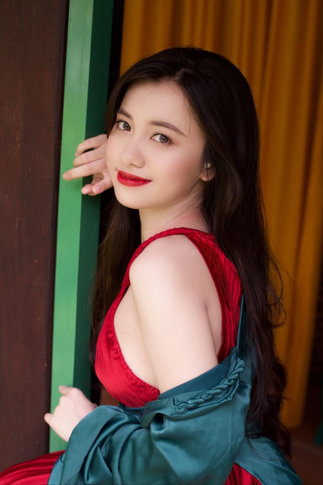 Chị Ong Vàng của 10 Vạn Câu Hỏi Vì Sao 9 năm trước: Giờ đã trưởng thành thế này lại còn tốt nghiệp trường đỉnh, công việc hiện tại đáng mơ ước - Ảnh 1. Chị Ong Vàng của 10 Vạn Câu Hỏi Vì Sao 9 năm trước: Giờ đã trưởng thành thế này lại còn tốt nghiệp trường đỉnh, công việc hiện tại đáng mơ ước - Ảnh 1.