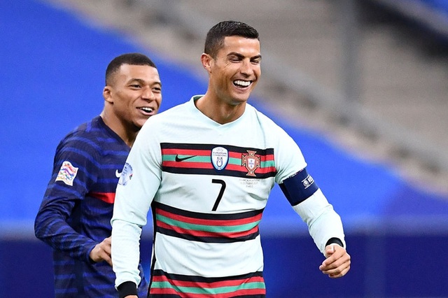  Mbappe và Ronaldo có hành động thân mật sau trận khiến fan bóng đá ngỡ ngàng - Ảnh 1.