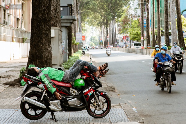  Nỗi niềm tài xế xe ôm, shipper công nghệ giữa dịch Covid-19: “Sợ chứ, nhưng khó kiếm được việc khác lắm…” - Ảnh 5.