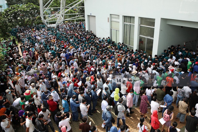  Ảnh, clip: Hơn 9.000 người tại TP HCM đến Nhà thi đấu Phú Thọ chờ tiêm vaccine Covid-19 - Ảnh 2.