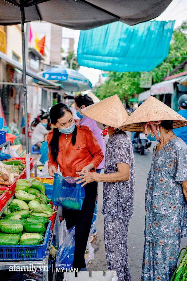  Cụ ông 60 tuổi ở miền Tây sáng lội mương hái rau củ cho vợ lập chợ 0 đồng, giúp bà con có bữa cơm nghĩa, cơm tình vượt qua mùa dịch  - Ảnh 11.