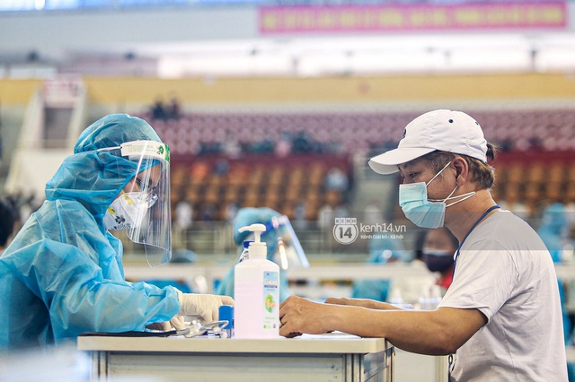  Ảnh, clip: Hơn 9.000 người tại TP HCM đến Nhà thi đấu Phú Thọ chờ tiêm vaccine Covid-19 - Ảnh 13.