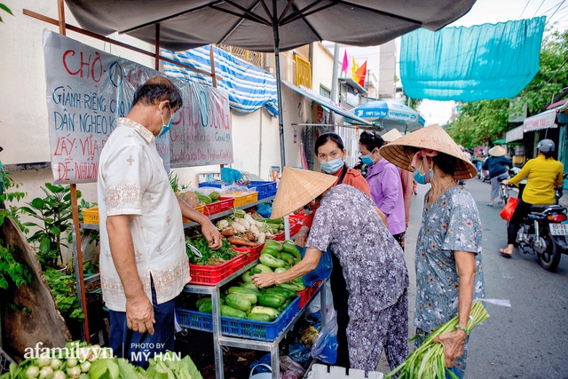  Cụ ông 60 tuổi ở miền Tây sáng lội mương hái rau củ cho vợ lập chợ 0 đồng, giúp bà con có bữa cơm nghĩa, cơm tình vượt qua mùa dịch  - Ảnh 3.