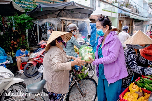  Cụ ông 60 tuổi ở miền Tây sáng lội mương hái rau củ cho vợ lập chợ 0 đồng, giúp bà con có bữa cơm nghĩa, cơm tình vượt qua mùa dịch  - Ảnh 4.