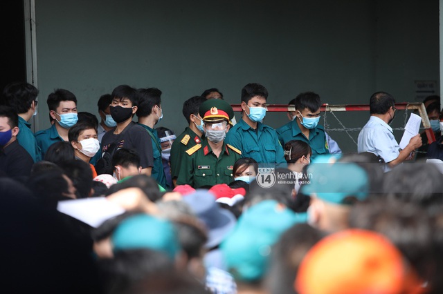  Ảnh, clip: Hơn 9.000 người tại TP HCM đến Nhà thi đấu Phú Thọ chờ tiêm vaccine Covid-19 - Ảnh 6.