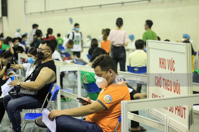  Ảnh, clip: Hơn 9.000 người tại TP HCM đến Nhà thi đấu Phú Thọ chờ tiêm vaccine Covid-19 - Ảnh 9.
