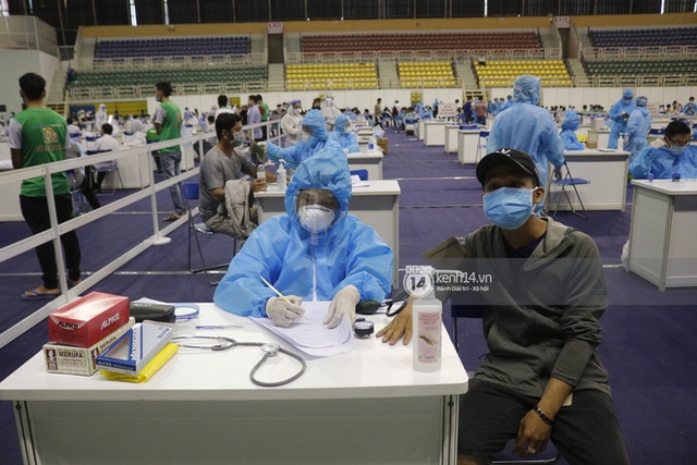  Ảnh, clip: Hơn 9.000 người tại TP HCM đến Nhà thi đấu Phú Thọ chờ tiêm vaccine Covid-19 - Ảnh 10.