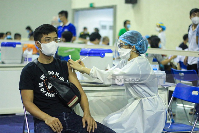  Ảnh, clip: Hơn 9.000 người tại TP HCM đến Nhà thi đấu Phú Thọ chờ tiêm vaccine Covid-19 - Ảnh 11.