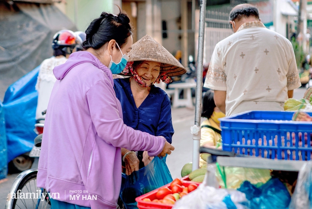  Cụ ông 60 tuổi ở miền Tây sáng lội mương hái rau củ cho vợ lập chợ 0 đồng, giúp bà con có bữa cơm nghĩa, cơm tình vượt qua mùa dịch  - Ảnh 10.