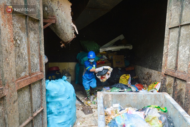  Nước mắt những công nhân thu gom rác bị nợ lương ở Hà Nội: Con nhỏ nghỉ học vì xấu hổ, người bị cụt chân mò mẫm trong rác - Ảnh 1.