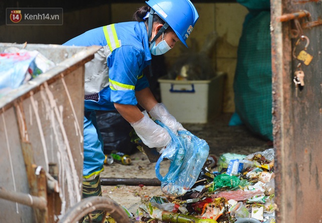  Nước mắt những công nhân thu gom rác bị nợ lương ở Hà Nội: Con nhỏ nghỉ học vì xấu hổ, người bị cụt chân mò mẫm trong rác - Ảnh 2.