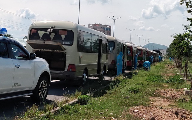  Hơn 800 công nhân từ tâm dịch Bắc Giang về Nghệ An được cách ly tại nhà - Ảnh 2.