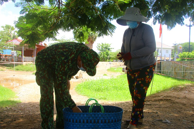 Chùm ảnh: Phiên chợ đặc biệt giữa mùa dịch - Ảnh 2.