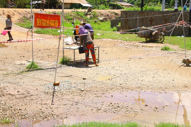 Chùm ảnh: Phiên chợ đặc biệt giữa mùa dịch - Ảnh 15.