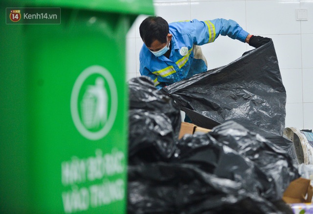  Nước mắt những công nhân thu gom rác bị nợ lương ở Hà Nội: Con nhỏ nghỉ học vì xấu hổ, người bị cụt chân mò mẫm trong rác - Ảnh 17.