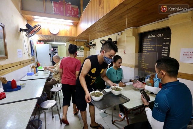  Cận cảnh Cafe hẻm Hàn Quốc đang hot ở Hà Nội: Không đẹp như hình, giới trẻ check-in bát nháo làm Công an phải chấn chỉnh liên tục - Ảnh 2.