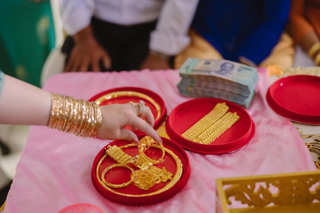 Cô dâu 18 tuổi được tặng 20 cây vàng đeo trĩu người gây bão: Tiết lộ thêm về khoản tiền mặt bố mẹ chồng cho thêm ở đám cưới! - Ảnh 6.