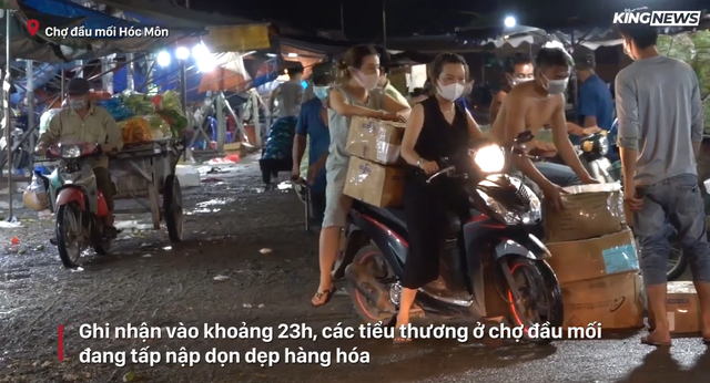 Chợ đầu mối Hóc Môn tạm dừng mua bán trực tiếp sau khi phát hiện 19 F0, tiểu thương ùn ùn đẩy hàng ra ngoài trước giờ đóng cửa - Ảnh 3.