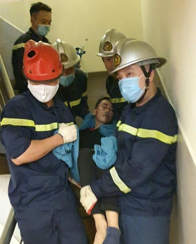 Hà Nội: Cảnh sát giải cứu nam thanh niên mắc kẹt đầu trong thang máy - Ảnh 1.