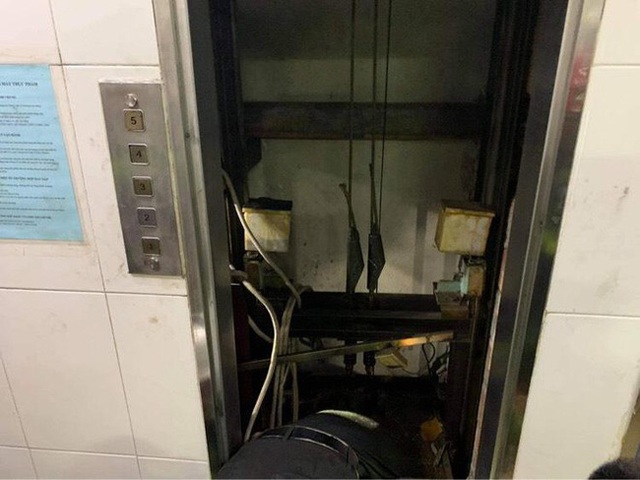 Hà Nội: Cảnh sát giải cứu nam thanh niên mắc kẹt đầu trong thang máy - Ảnh 2.